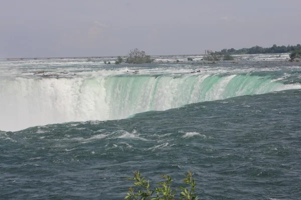 Cascate dei Ferri di Cavallo, Canadesi, sull'orlo del precipizio — Foto Stock