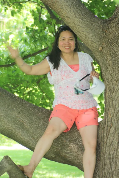 Lady in Tree — Stock Photo, Image