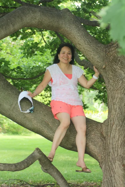 在树中的女士 — 图库照片