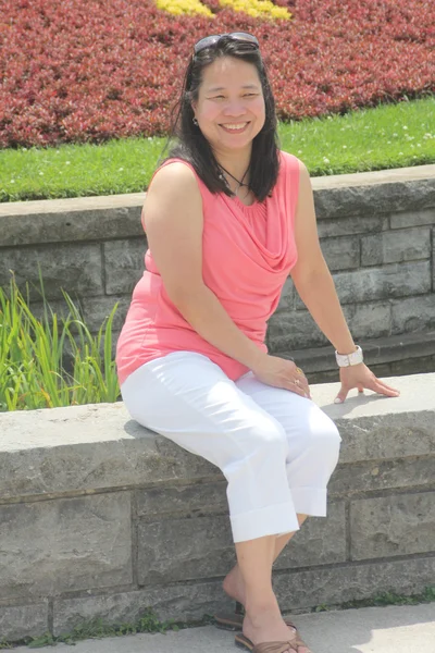 istinat duvarı üzerinde oturan Bayan