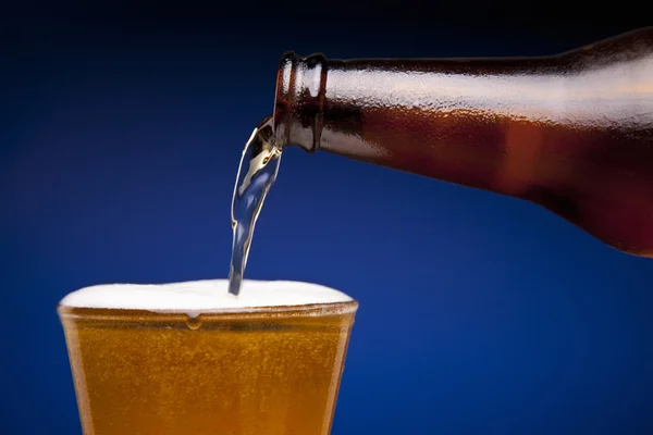 Pouring beer — Stock Photo, Image