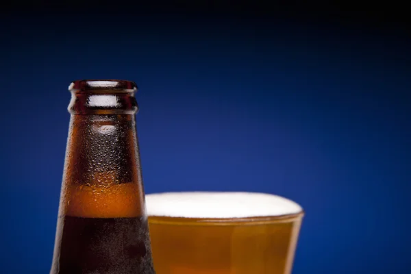 Botella y vaso de cerveza — Foto de Stock