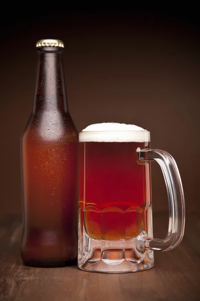 Bicchiere e bottiglia di birra — Foto Stock