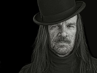 Melon şapkalı adam