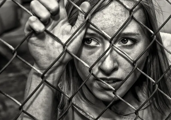 Mujer detrás de la cerca — Foto de Stock