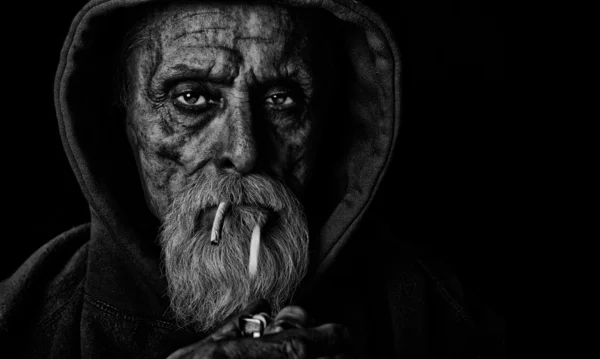 Un homme âgé allume un joint — Photo