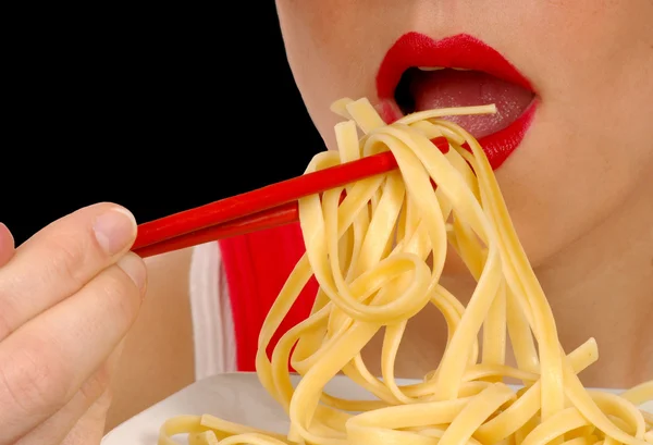 Mujer comiendo pasta — Foto de Stock
