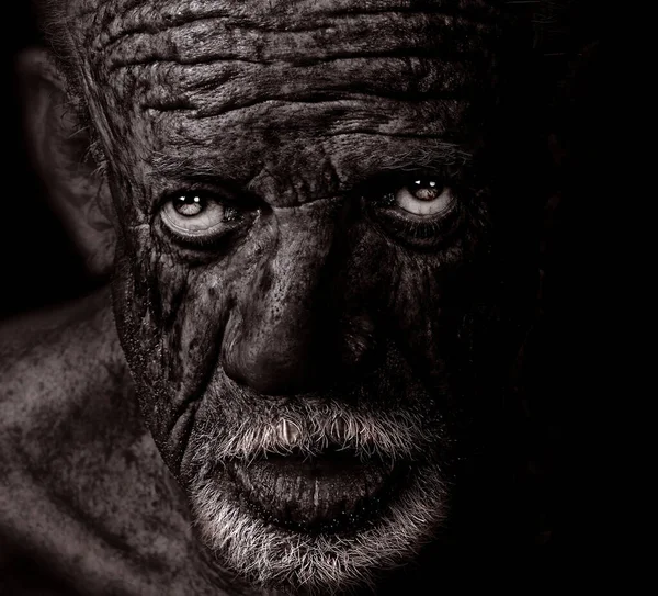 Burnu Kırık Yaşlı Bir Adamın Süper Keskin Bir Görüntüsü Stok Fotoğraf