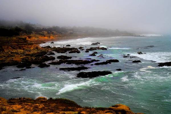 Hermosa Mañana Brumosa Rockey Cambria Norte California Con Banco Niebla Fotos de stock libres de derechos