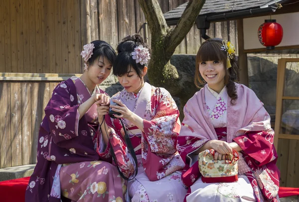 Tre japanska flickor i kimono — Stockfoto