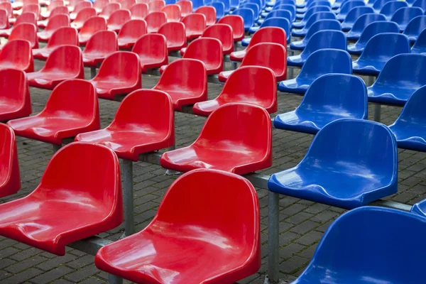 Rote und blaue Stadionsitze — Stockfoto