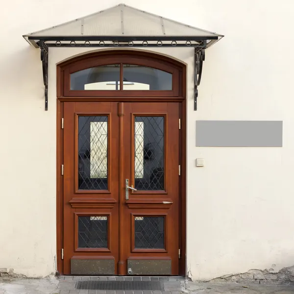 Portas de madeira com sinalização — Fotografia de Stock