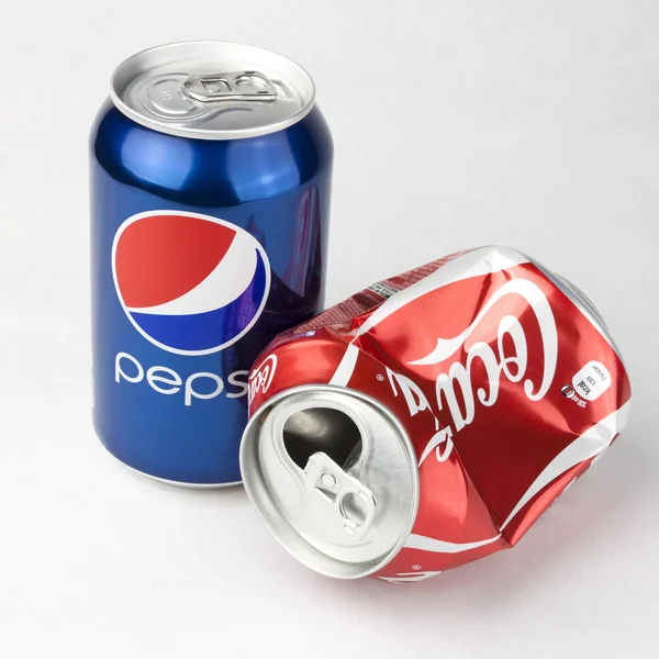 Pepsi ve coca-cola tenekeleri — Stok fotoğraf