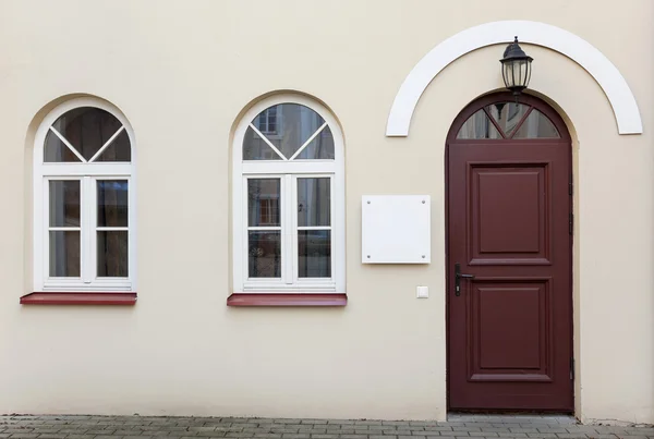 Portas e duas janelas — Fotografia de Stock