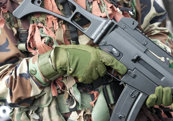 Soldado com arma — Fotografia de Stock