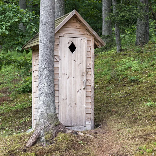 Servizi igienici esterni in legno — Foto Stock