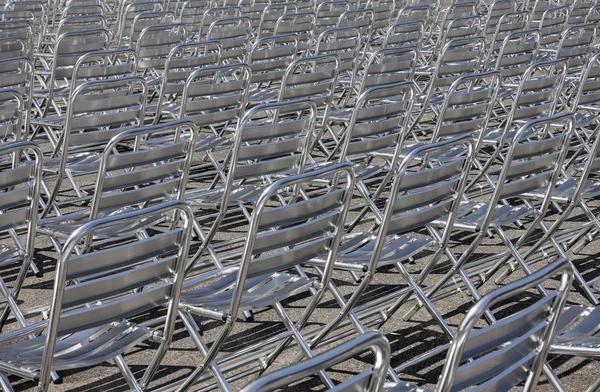 Linhas de cadeira de metal — Fotografia de Stock