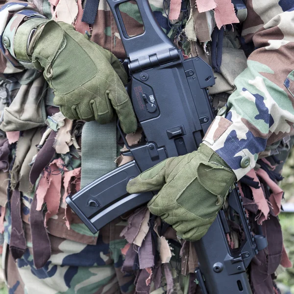 Asker holding silah — Stok fotoğraf