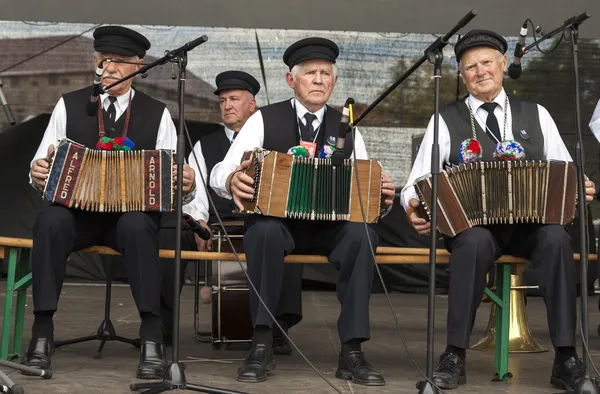 Trois hommes jouant de l'accordéon — Photo