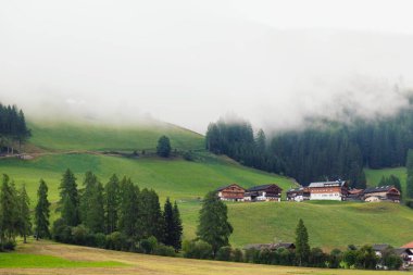 Avusturya Alplerinde küçük bir köy sisli bir sabahın erken saatlerinde, manzaralı Alp manzarası