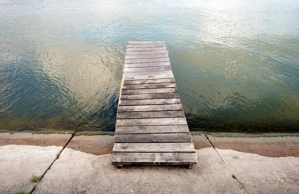 湖の小さな木製の桟橋 穏やかな水の中に桟橋を放棄 — ストック写真