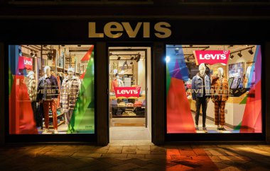 Venedik, İtalya - 22 Kasım 2021: Levi Strauss giyim ve kot pantolon mağazası vitrini Venedik, İtalya