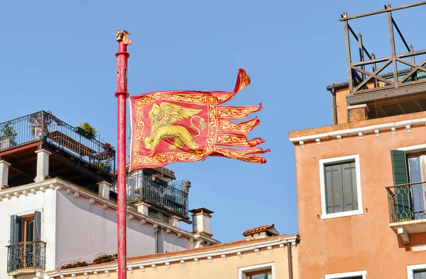 Bandiera Venezia Sullo Sfondo Della Tradizionale Architettura Italiana Principale Simbolo — Foto Stock