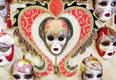Venedik 'te satılık geleneksel lüks Venedik karnaval maskeleri