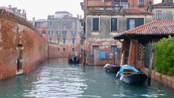 Традиционный Итальянский Вид Старый Город Венеции Волнистым Водным Каналом Лодками — стоковое видео