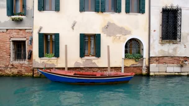 이탈리아의 도시인 베네치아 의수로 위에서 흔들리고 — 비디오