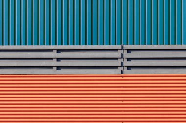 Farklı kıvrımlı metal ve ahşap malzemelerle soyut metin arkaplanı