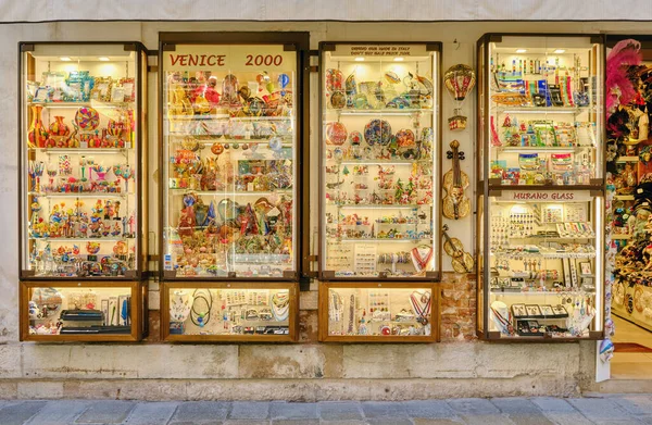 Veneza Itália Novembro 2021 Vitrine Lembrança Iluminada Típica Loja Presentes — Fotografia de Stock