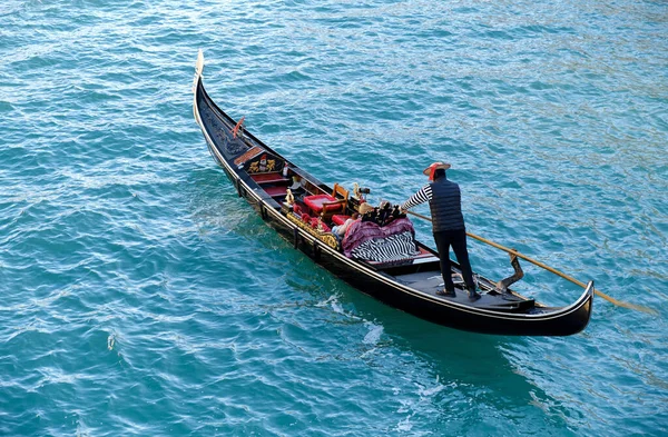 Venetian Gondolier Carries Tourists Gondola Grand Canal Venice Italy — Stock Photo, Image