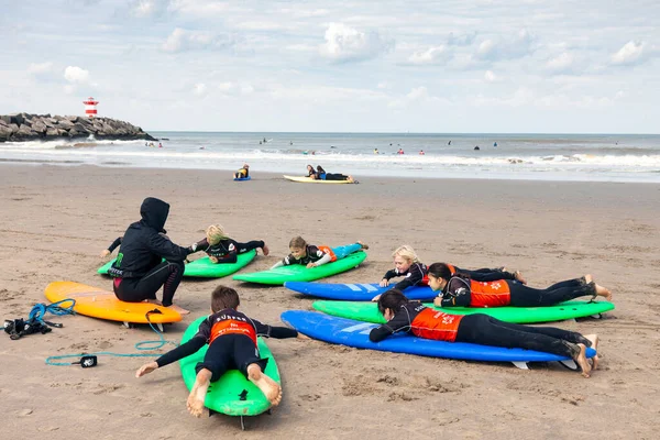 Scheveningen Holandia Sierpnia 2018 Grupa Dzieci Leżących Deskach Surfingowych Podczas — Zdjęcie stockowe