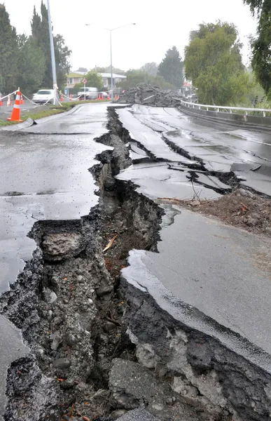 Christchurch erbeben - fitzgerald avenue brücke zerstört. — Stockfoto