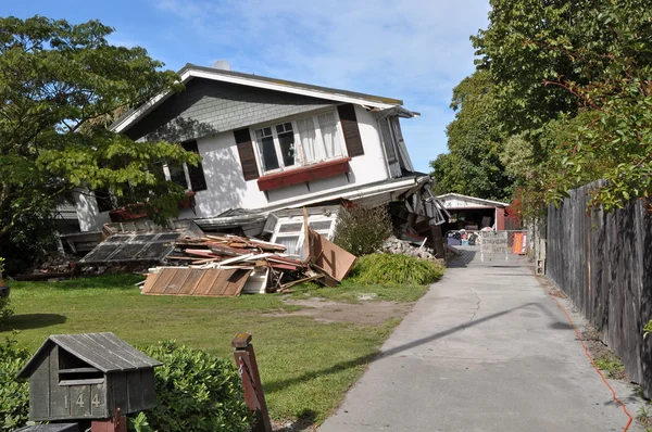 Erdbeben in Christchurch - Wohnhaus stürzt ein — Stockfoto