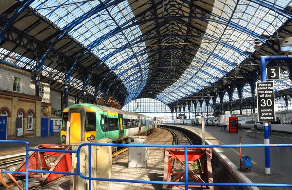 Stazione ferroviaria di Brighton e treno sotto il sole primaverile . — Foto Stock