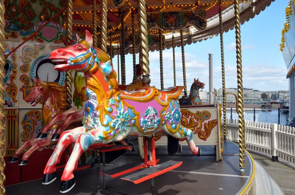 Brighton england - häst på en brighton pier karusell — Stockfoto