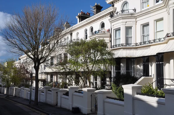 Brighton, Anglie - bílé terasy domů v ulicích jasná — Stock fotografie