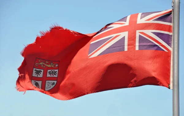 Esintiyle çırpınan Fiji kırmızı bayrak — Stok fotoğraf