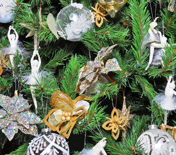 Weihnachtsbaum mit weißen Balletttänzern geschmückt — Stockfoto