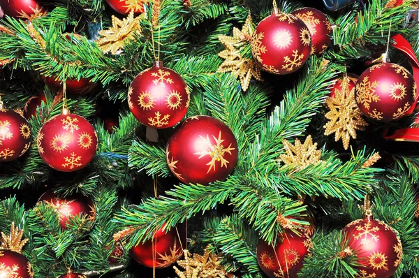 Weihnachtsbaum mit roten Kugeln geschmückt. — Stockfoto