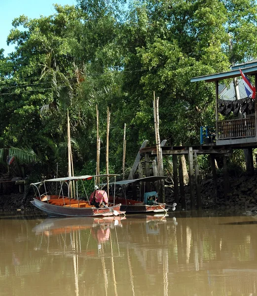 Veerboot boten op de mekong rivier, thailand — Stockfoto