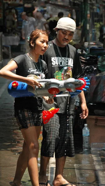 Thailand water festival - man bewondert vrouw — Stockfoto