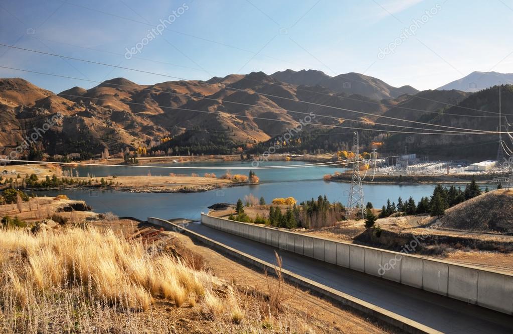 ベンモア ダムの余水吐 & オタゴ ニュージーランドの発電所 — ストック写真 © NigelSpiers 14361907