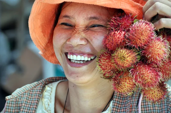 S úsměvem prodavače ovoce v hoi trh, vietnam. — Stock fotografie