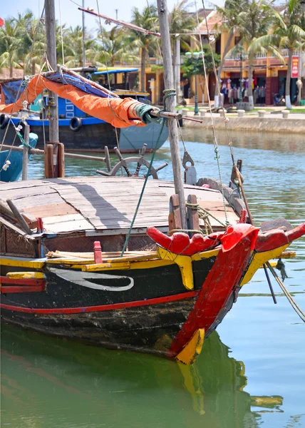 一艘渔船在海海港、 越南. — 图库照片