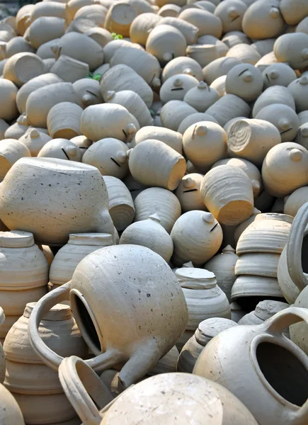 Clay Bowls & Tea Pots Drying in The Sun, Vietnam — Stock Photo, Image