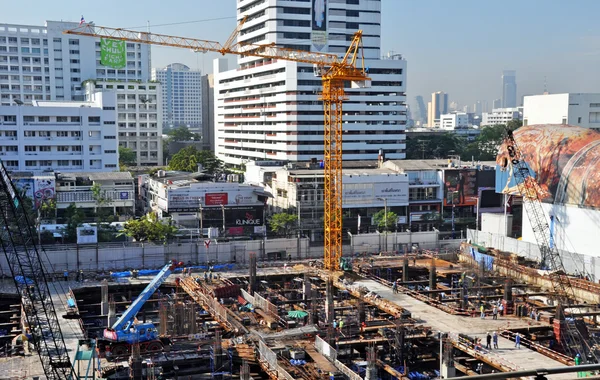 Upptagen kommersiella byggarbetsplats i centrala bangkok, thailand. — Stockfoto