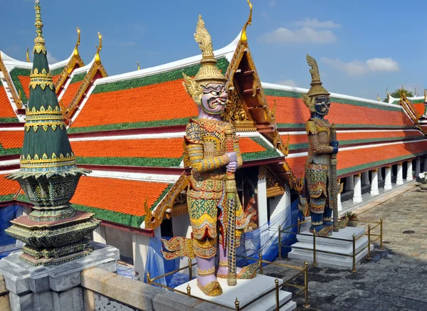 Reus mozaïek cijfers bewaken de tempels in het grand palace. — Stockfoto